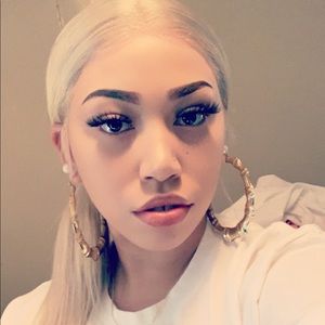 Meet your Posher, Chanel